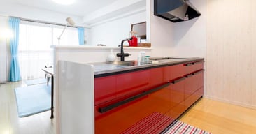 「白」から「赤」に大変身！ 3種類の壁紙を組み合わせたおしゃれなキッチン