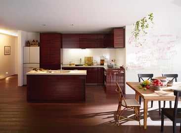 ウッディな床と木目のアイランドキッチンで開放的なLDK