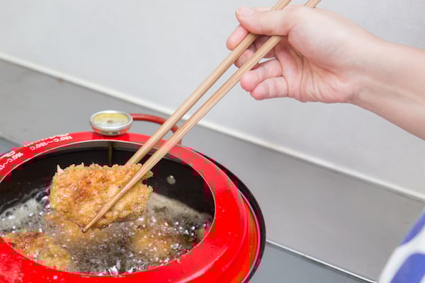 ペニンシュラキッチンのデメリット3.油・水はねを阻止しにくい