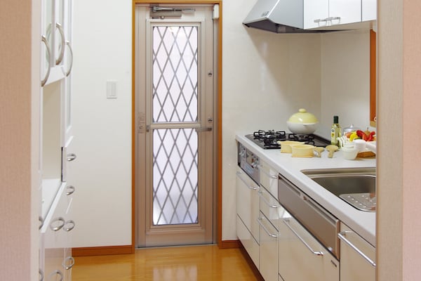 狭小住宅でもゆとりを感じる 快適なキッチン レイアウト紹介 キッチンな暮らし