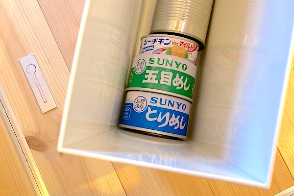 キッチンの床下収納アイデア1．ファイルボックスを使う_缶詰