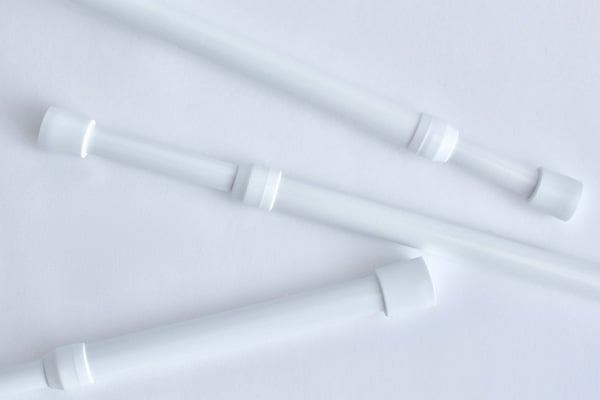 キッチンの床下収納アイデア3.万能!つっぱり棒で仕切る