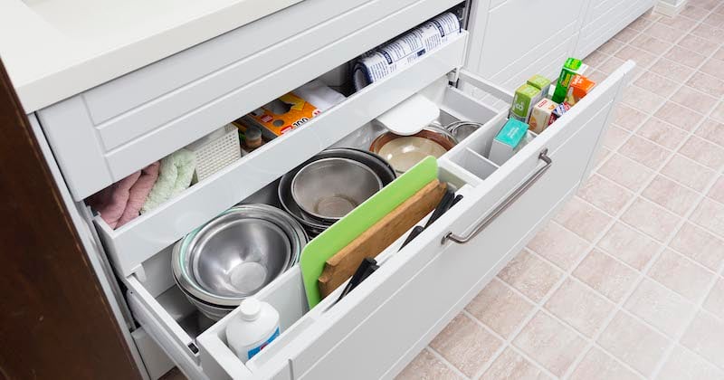 クリナップstedia収納事例 シンク下 コンロ下の引出しや調味料をすっきり見せる収納方法 キッチンな暮らし クリナップstedia収納事例 シンク下 コンロ下の引出しや調味料をすっきり見せる収納方法 キッチンな暮らし