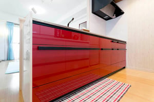 白 から 赤 に大変身 3種類の壁紙を組み合わせたおしゃれなキッチン キッチンな暮らし