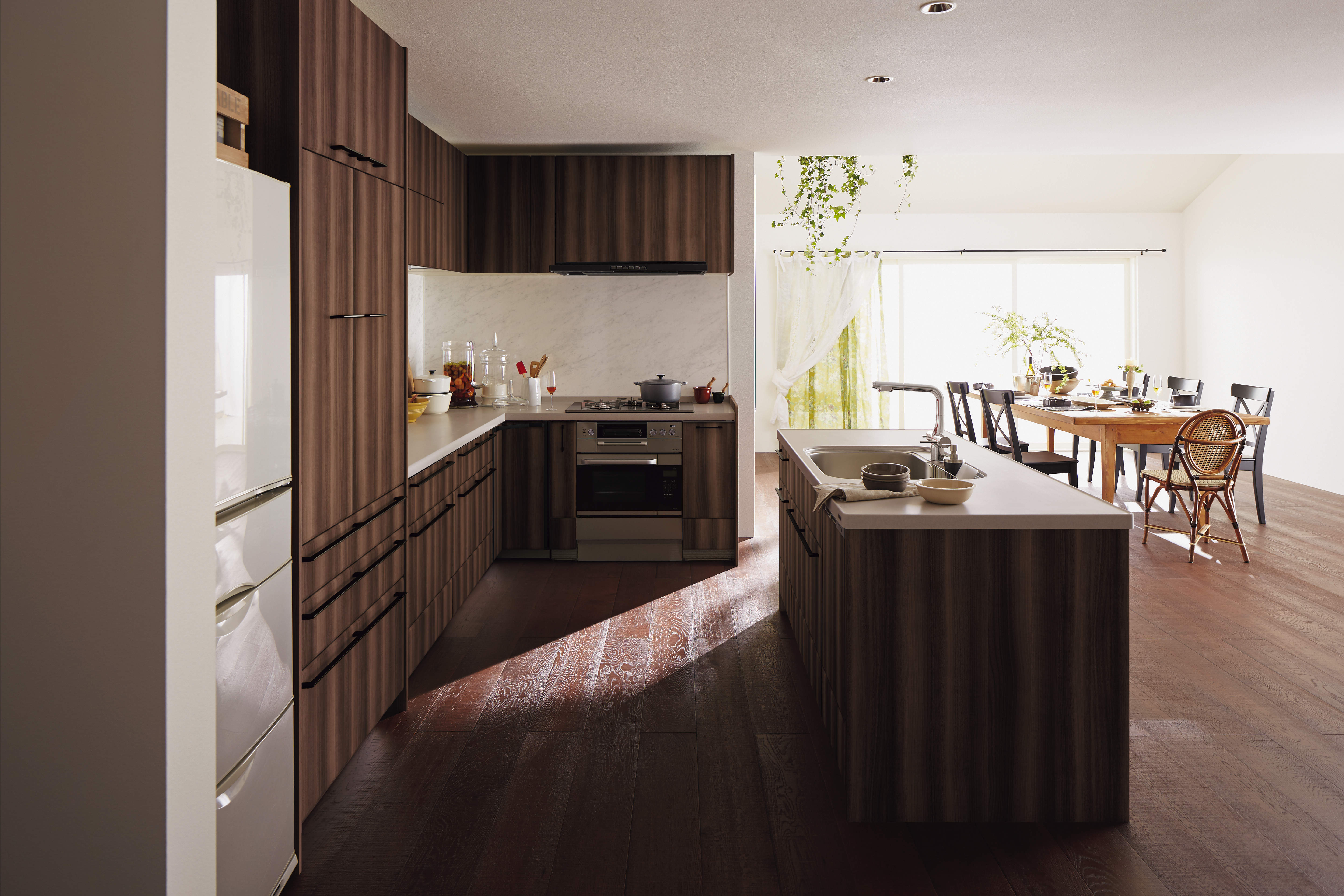 ウッディな床と木目のアイランドキッチンで開放的なLDK サムネイル画像