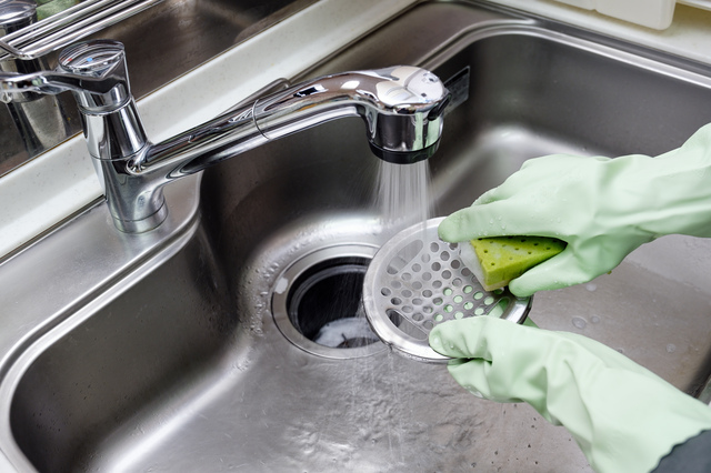 キッチンの排水口掃除をとにかく楽に。方法と手順を押さえてつまりを解消